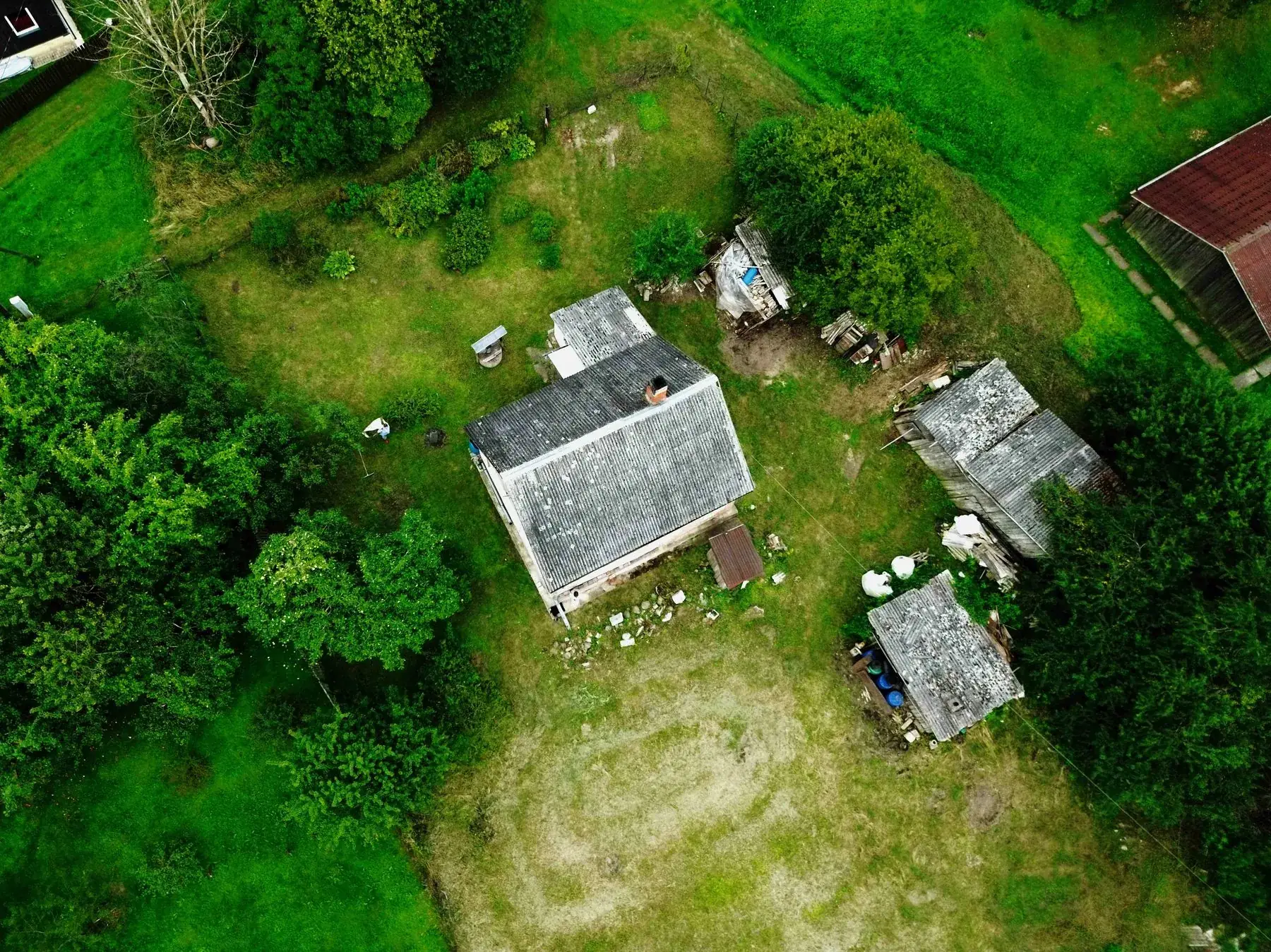 Aerofoto no augšas ar Dzirnavu 10 ēkām un dārzu