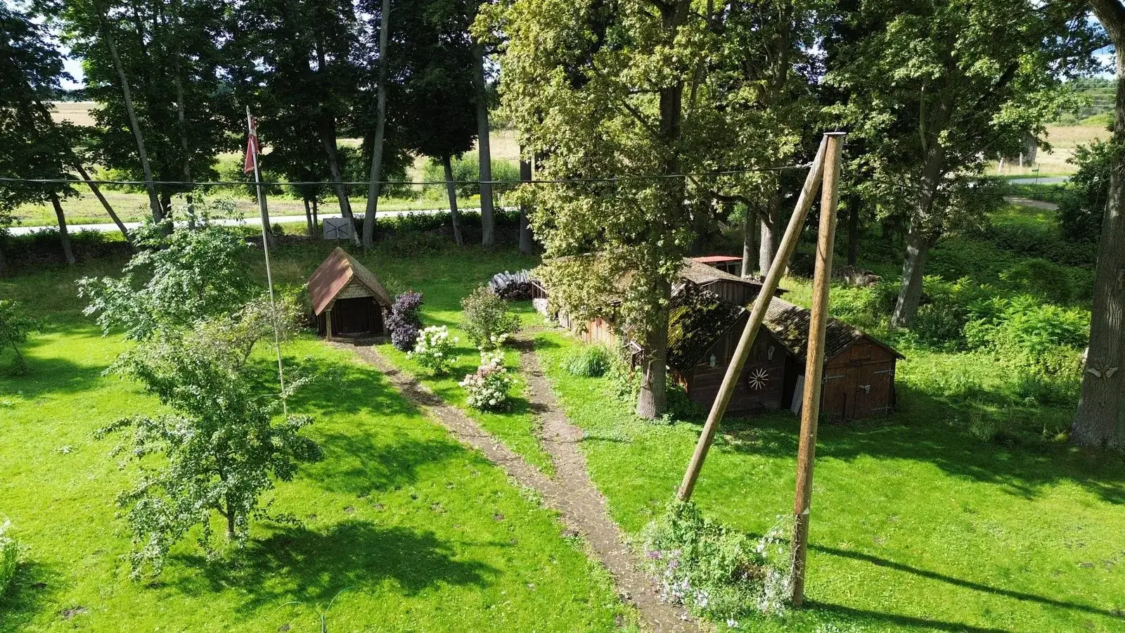 Saimniecības ēkas un teritorija īpašumā “Upes” no drona